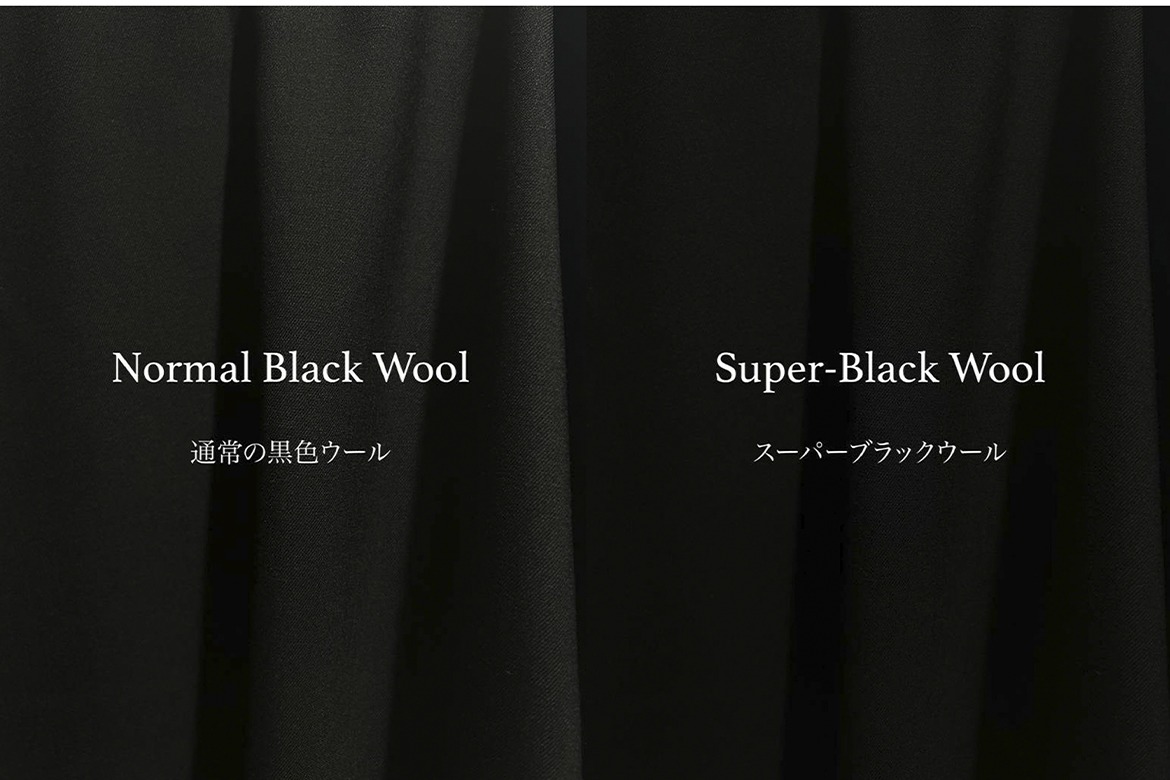 ウールの黒色の比較写真。左側には通常の黒色ウール、右側にはスーパーブラックウールが写っている。スーパーブラックウールの方がより、深みがあり暗い色味となっている。